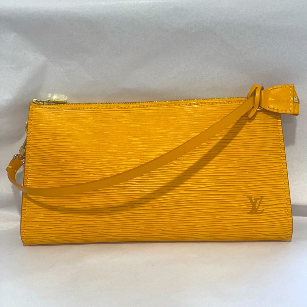 Louis Vuitton epi pochette